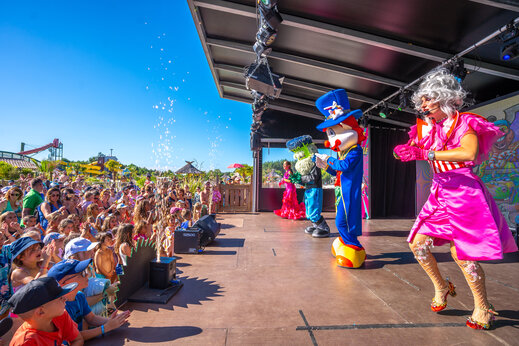 Animationsshow mit Maskottchen und begeistertem Publikum auf dem Campingplatz CAPFUN Lila in LINXE (40).