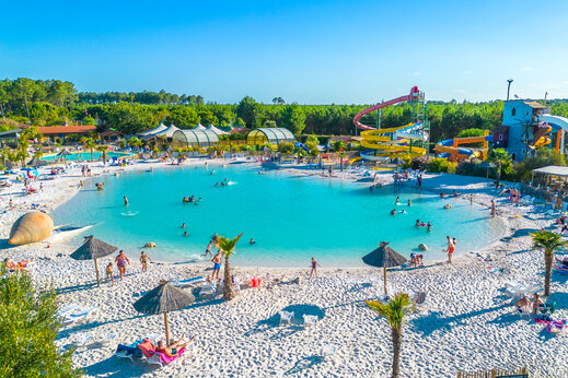 Großer Lagunenpool, Sandstrand, Wasserrutschen auf dem Campingplatz CAPFUN Lila in LINXE (40).