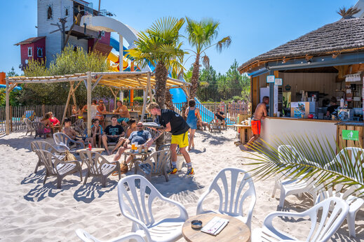 Außenbar mit Sandterrasse auf dem Campingplatz CAPFUN Lila in LINXE (40).