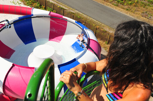 Riesige Wasserrutsche und Schwimmbad auf dem Campingplatz CAPFUN Lila in LINXE (40).