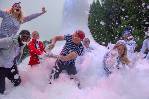 Festliche Schaumparty-Animation mit Urlaubern auf dem Campingplatz CAPFUN Lila in LINXE (40).