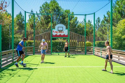 Multisportplatz mit Fu�ballspielern auf dem Campingplatz CAPFUN Lila in LINXE (40).