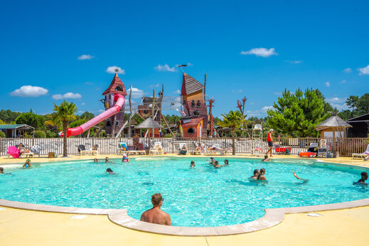 Au�enpool mit Rutsche und Wasserspielen auf dem Campingplatz CAPFUN Lila in LINXE (40).