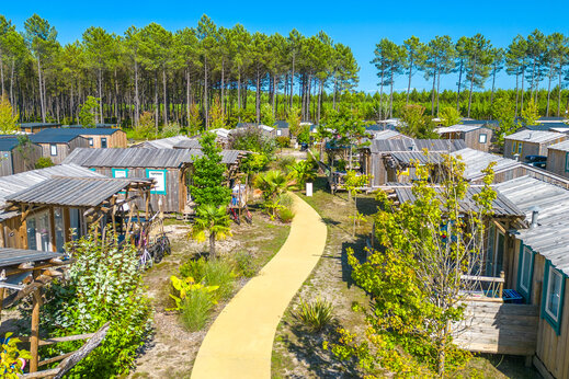 Holz-Mobilheime, gewundener Weg, waldreiche Umgebung auf dem Campingplatz CAPFUN Lila in LINXE (40).