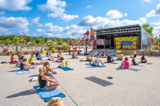 Outdoor-Fitnesskurs auf dem Campingplatz CAPFUN Lila in LINXE (40).