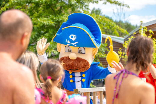 Piratenmaskottchen unterhält Kinder auf dem Campingplatz CAPFUN Lila in LINXE (40).