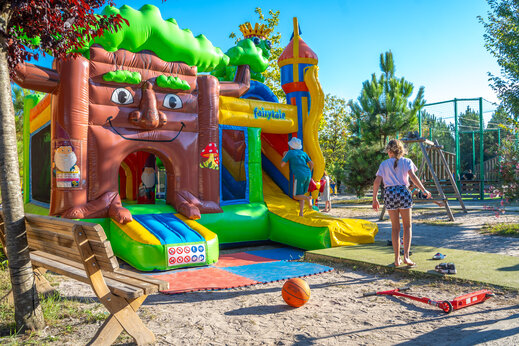 Riesige Hüpfburg für Kinder auf dem Campingplatz CAPFUN Lila in LINXE (40).