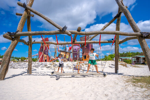 Spielplatz mit Seilbrücke und bunten Strukturen auf dem Campingplatz CAPFUN Lila in LINXE (40).