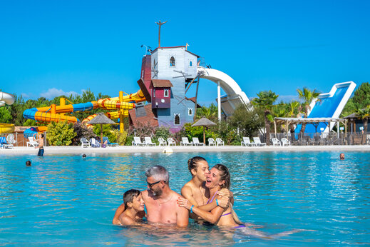 Familie im Pool mit riesigen Rutschen auf Campingplatz CAPFUN Lila in LINXE (40).
