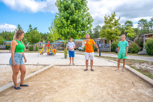 Familie spielt Boule auf dem Campingplatz CAPFUN Lila in LINXE (40).