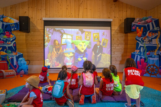 Kinder des Mini Clubs sehen eine Animationsshow auf dem Campingplatz CAPFUN Lila in LINXE (40).
