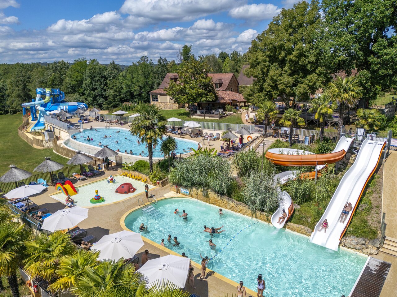 Pools, paddling pool and water slides at CLICOCHIC Linotte campsite in Le Bugue (24).