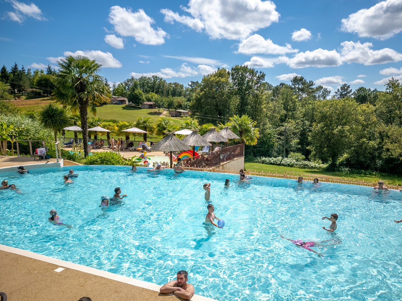 Lively outdoor swimming pool, families, Mobile homes at CLICOCHIC Linotte campsite in Le Bugue (24).