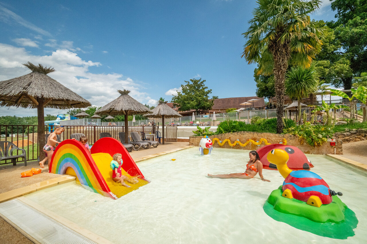 Children's pool, slide, water games at CLICOCHIC Linotte campsite, Le Bugue.
