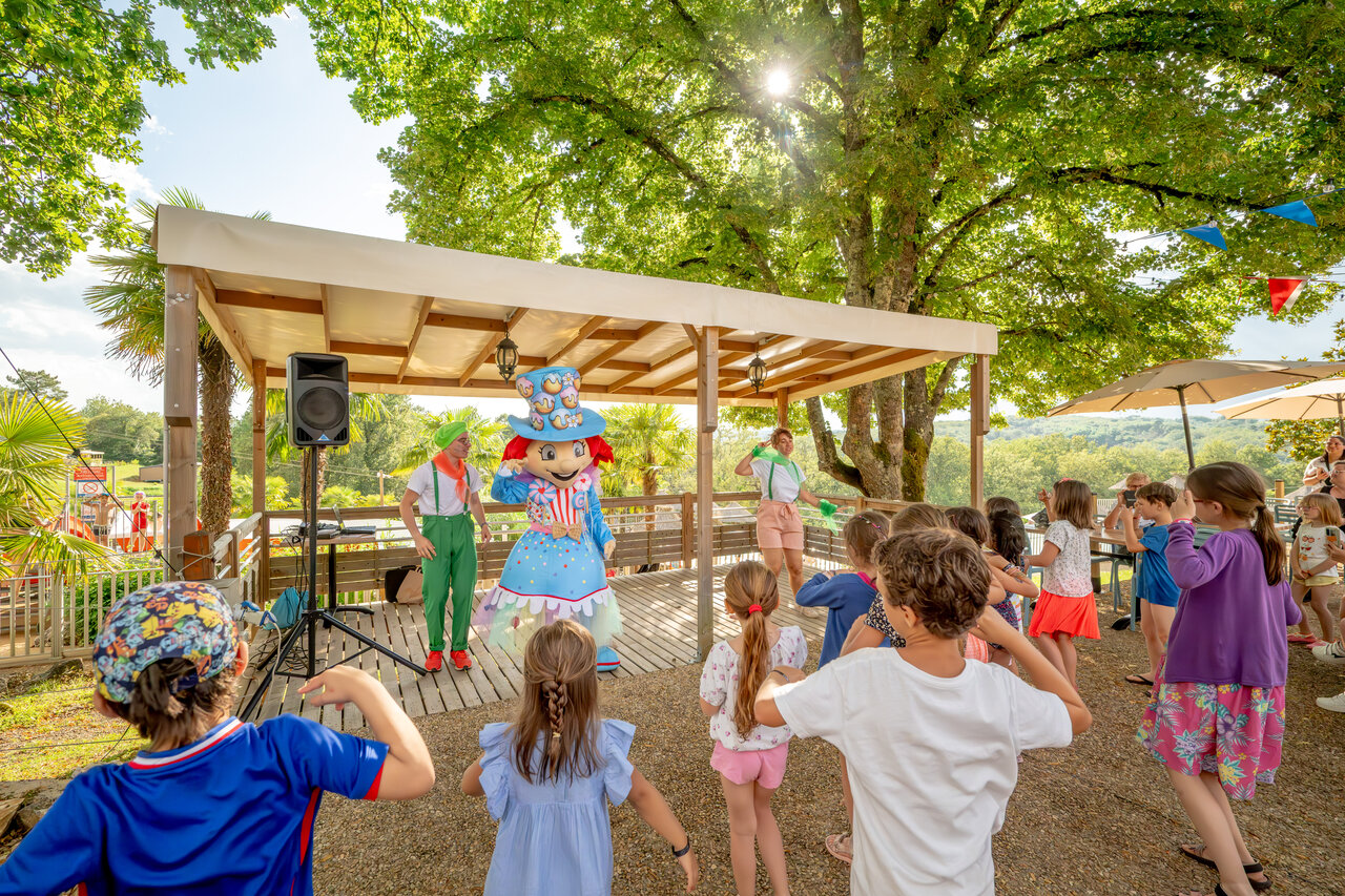 Children at animation with mascot at CLICOCHIC Linotte campsite, Le Bugue (24).