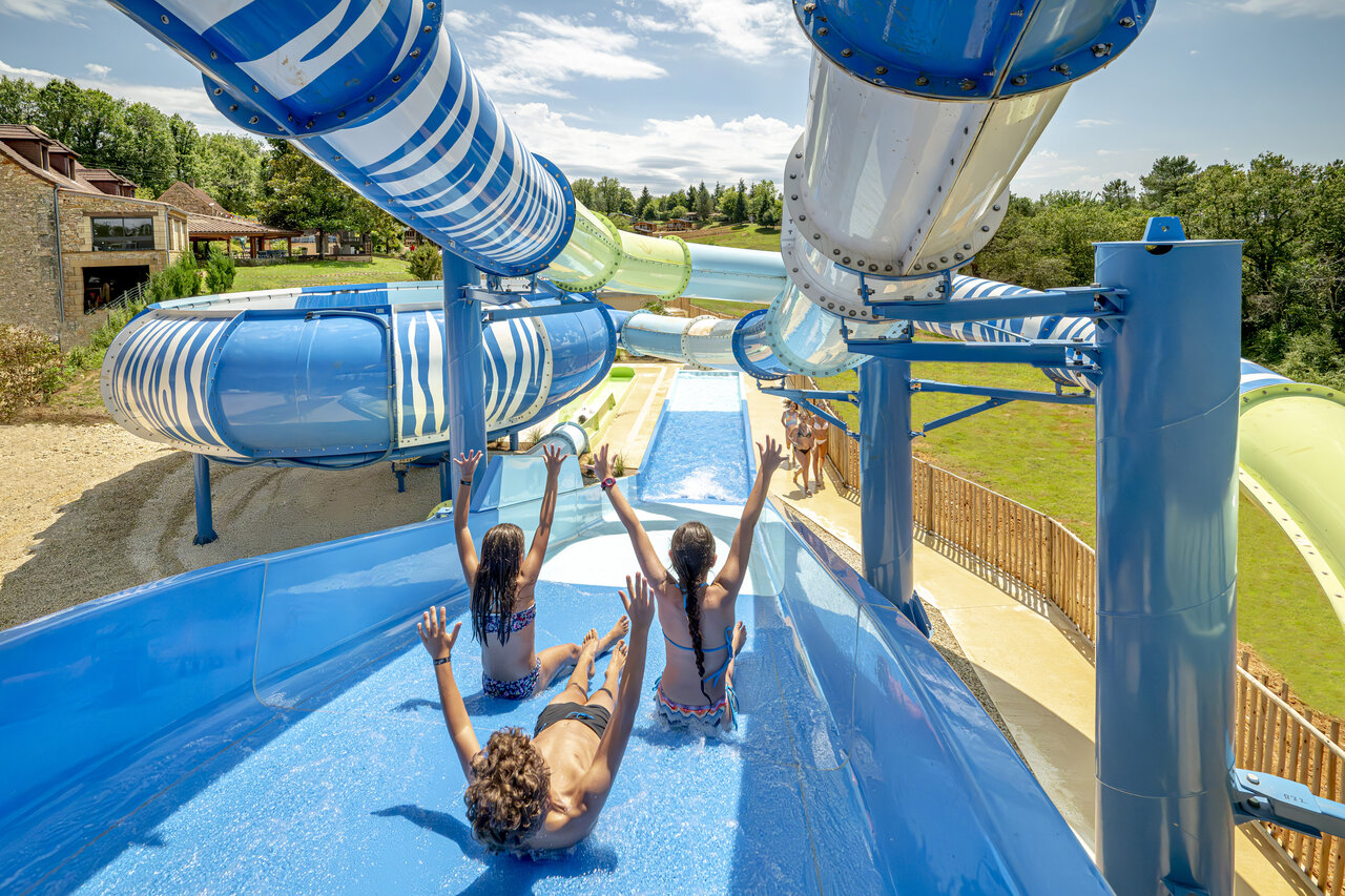 Giant water slides and children at CLICOCHIC Linotte campsite in Le Bugue (24).