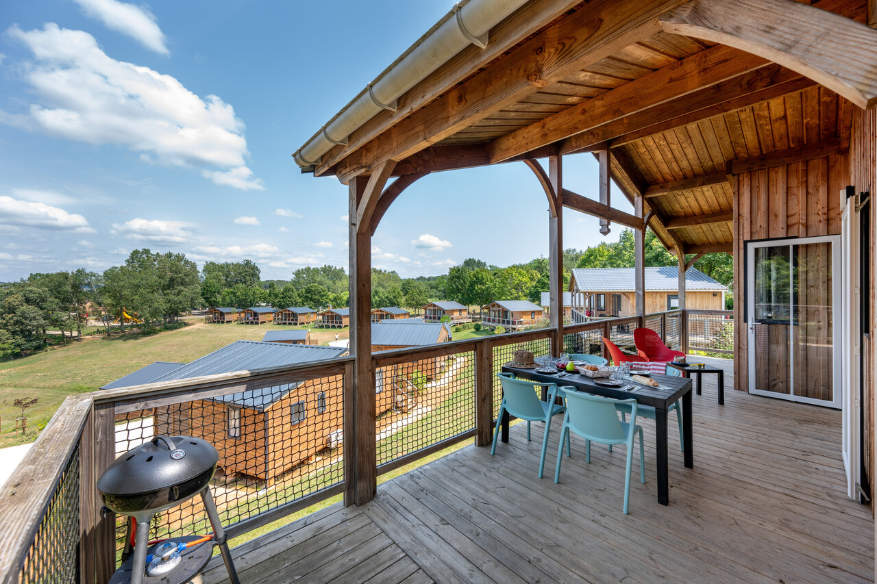 Equipped chalet terrace at CLICOCHIC Linotte campsite in Le Bugue (24).