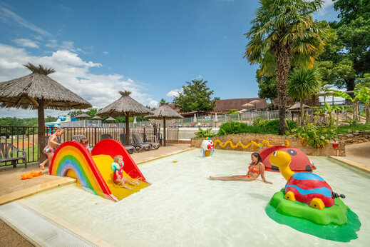 Kinderbecken, Regenbogenrutsche und Wasserspiele auf CLICOCHIC Linotte Le Bugue.