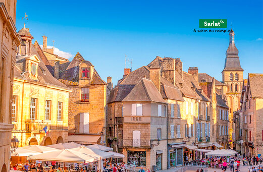 Sarlat, lebhafte mittelalterliche Stadt mit Restaurantterrassen in der Dordogne.