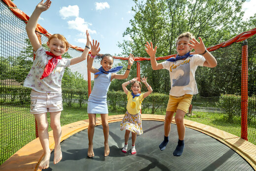 Fr�hliche Kinder springen auf Trampolin auf dem Campingplatz CLICOCHIC Linotte in Le Bugue (24).