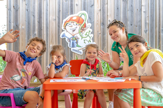 Kinderanimation, kreative Aktivit�t mit der Animateurin auf dem Campingplatz CLICOCHIC Linotte in Le Bugue (24).