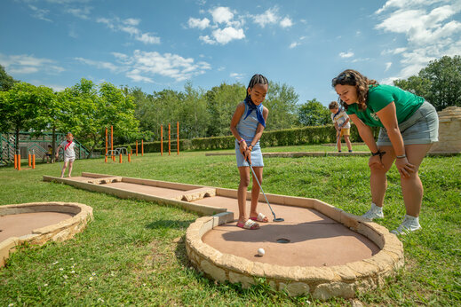 Minigolf mit Kindern und Animateur auf dem Campingplatz CLICOCHIC Linotte in Le Bugue (24).