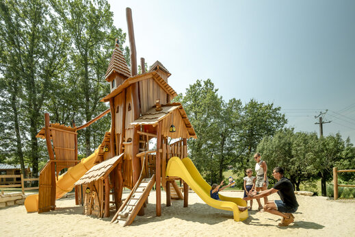 Holzspielplatz mit Rutschen f�r Kinder auf Campingplatz CLICOCHIC Linotte.