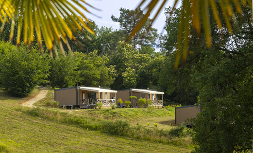 Moderne Mobilheime mit Terrassen auf dem Campingplatz CLICOCHIC Linotte in Le Bugue (24).