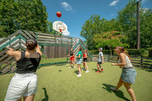 Multisportplatz für Basketball auf dem Campingplatz CLICOCHIC Linotte in Le Bugue.