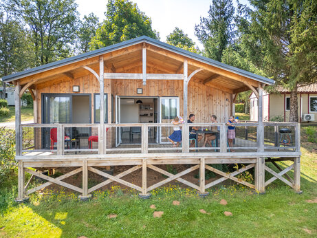 Holz-Mobil-home mit Terrasse auf Camping CLICOCHIC Linotte, Le Bugue (24).