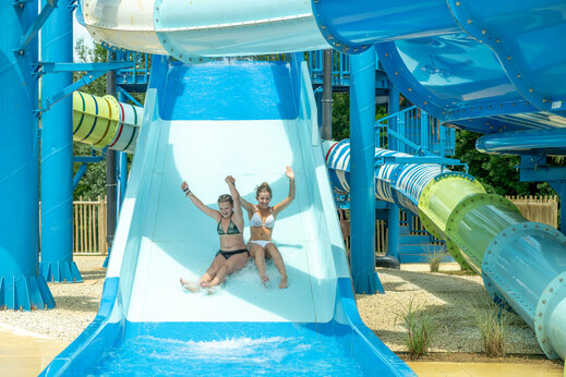 Junge Frauen auf riesiger Wasserrutsche Campingplatz CLICOCHIC Linotte in Le Bugue (24).