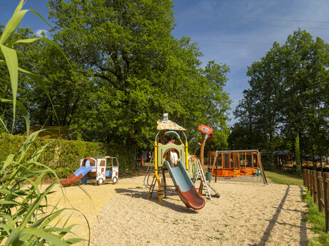 Kinderspielplatz, Rutschen und Trampolin auf dem Campingplatz CLICOCHIC Linotte in Le Bugue.