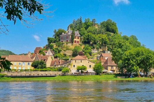 Malerisches mittelalterliches Dorf am Fluss Dordogne, zu besuchen in Nouvelle-Aquitaine.