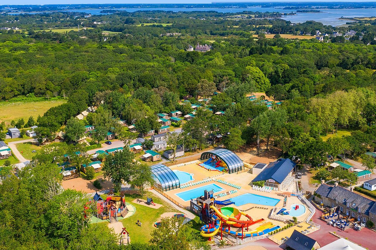 Waterpark, glijbanen, stacaravans op camping CAPFUN Lodge in SARZEAU (56).