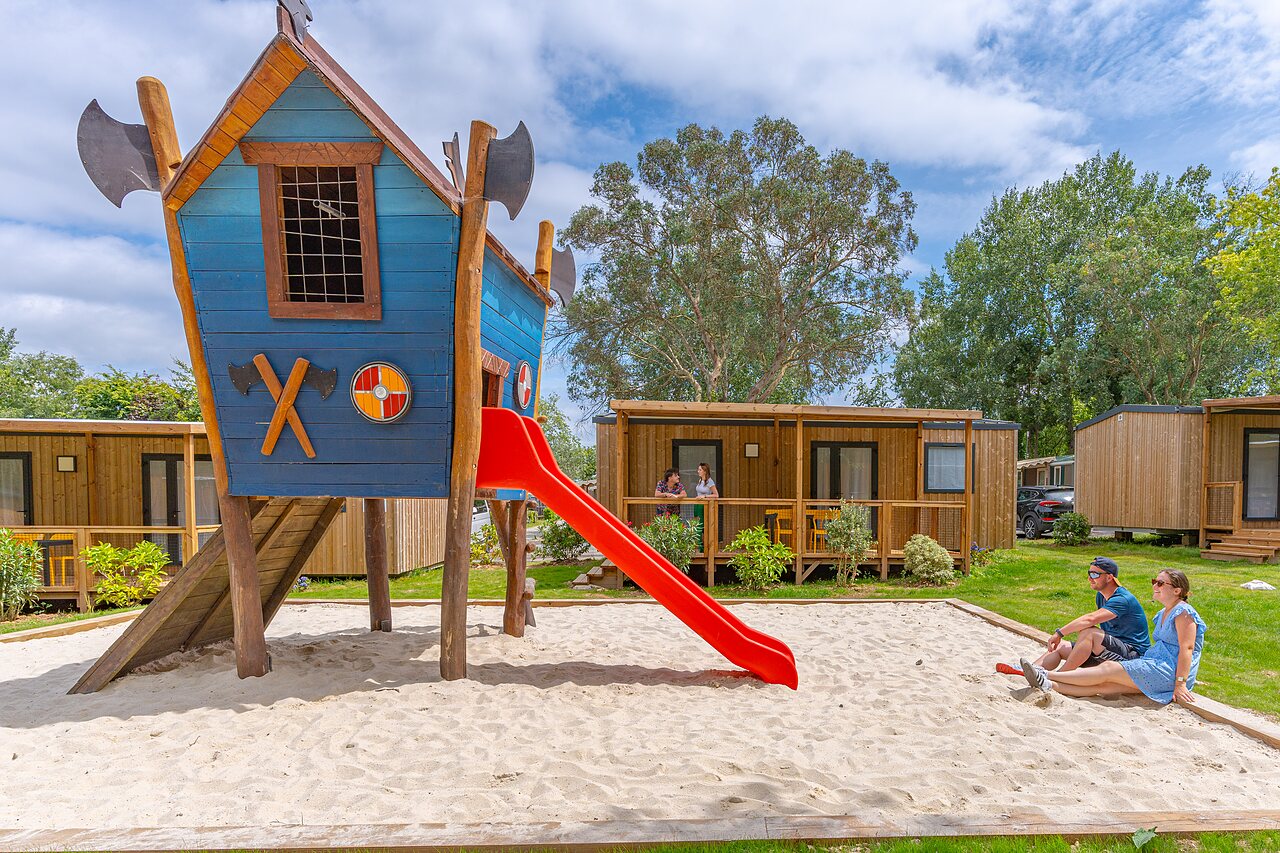 Viking speeltuin met glijbaan en stacaravans op CAPFUN Lodge SARZEAU (56).