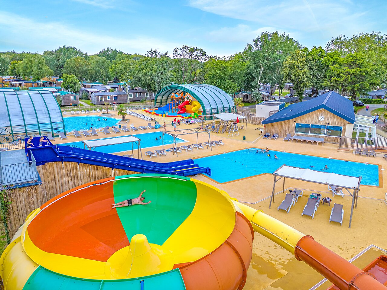 Waterglijbanen, buiten- en binnenzwembaden op camping CAPFUN Lodge in SARZEAU (56).