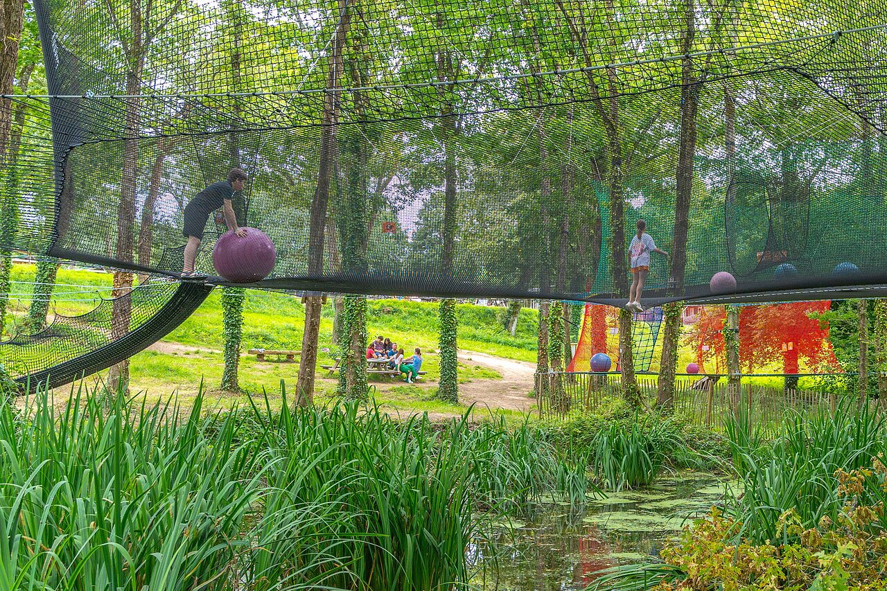 Hangend netparcours en evenwichtsballen op camping CAPFUN Lodge in SARZEAU (56).