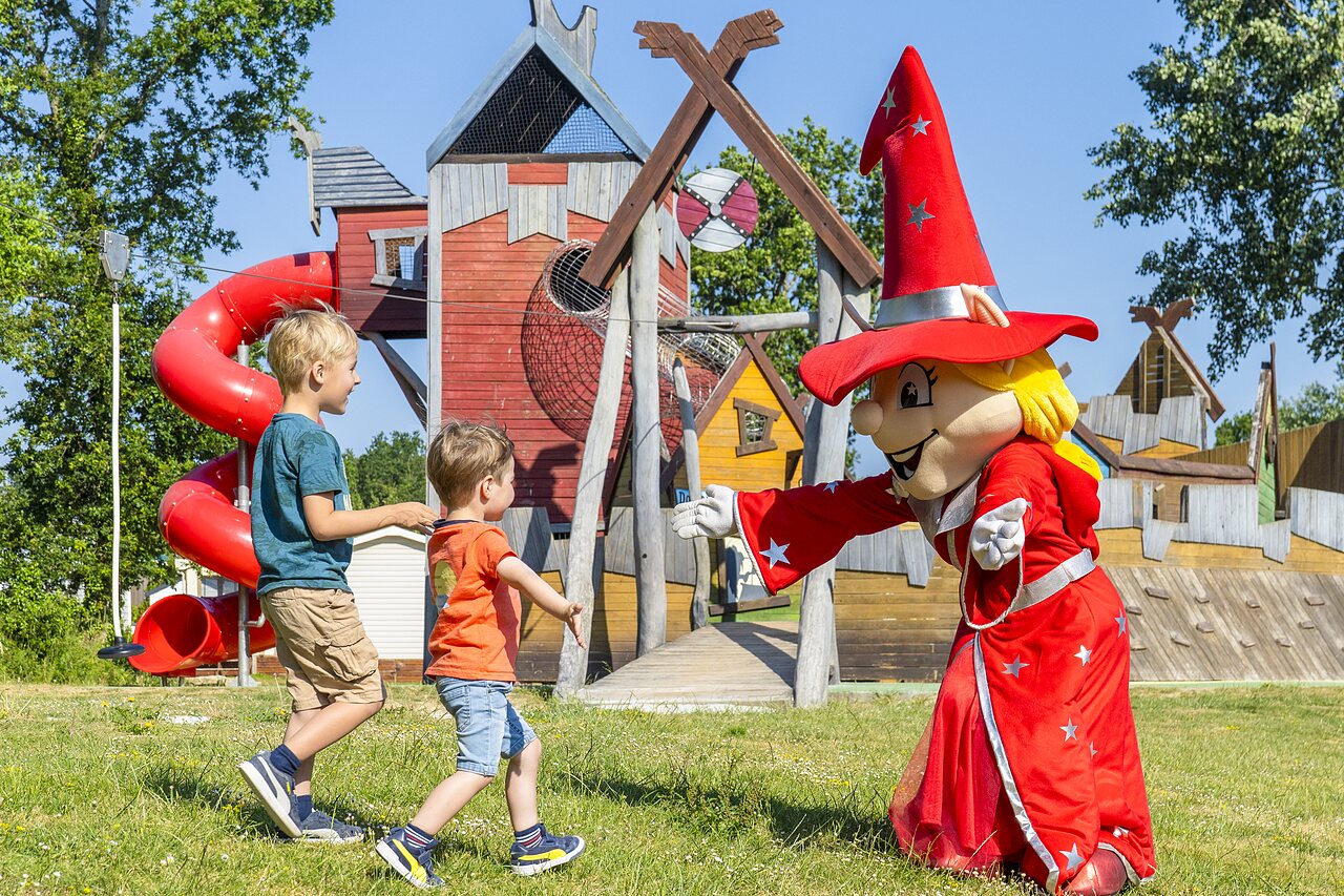 Kinderen spelen met mascotte en speeltuin op camping CAPFUN Lodge in SARZEAU (56).