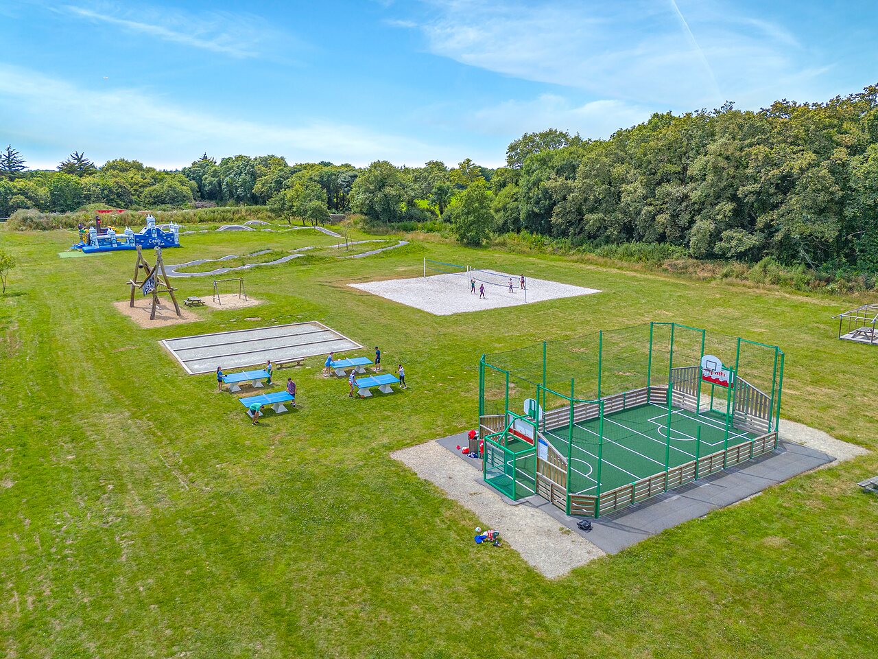 Multisportvelden, volleybal, tafeltennis, jeu de boules, speeltuinen op CAPFUN Lodge SARZEAU.
