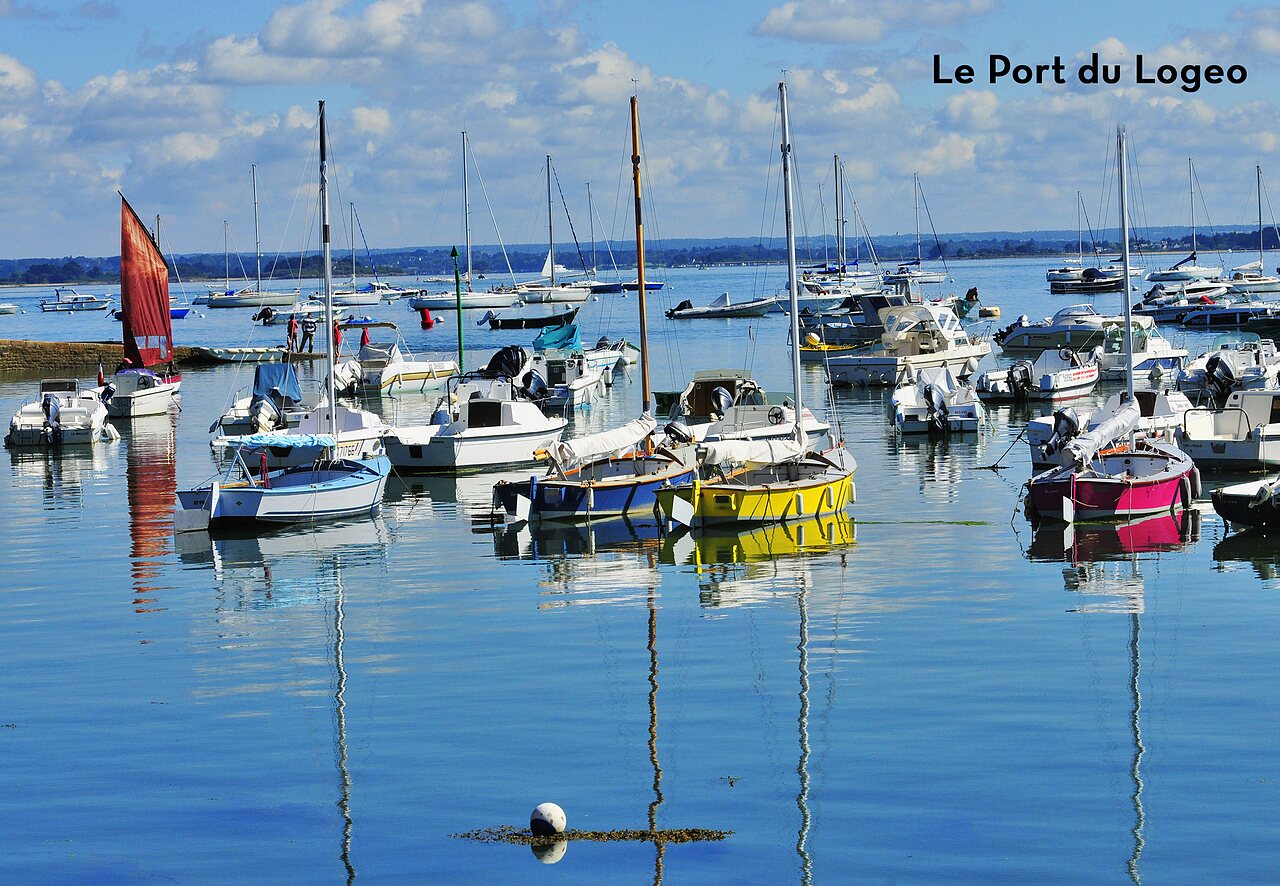 Haven van Logeo met vele aangemeerde boten onder blauwe lucht in Bretagne.