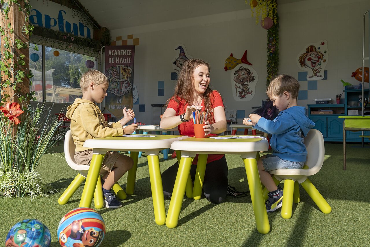 Creatieve workshop voor kinderen met animator op camping CAPFUN Lodge in SARZEAU (56).