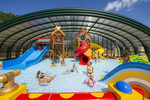 �berdachtes Schwimmbad mit Rutschen und Spielen auf Camping CAPFUN Lodge in SARZEAU (56).