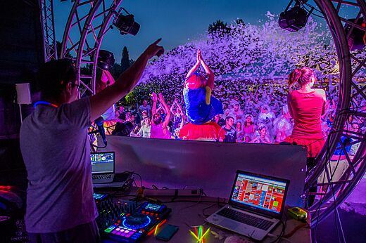 DJ animant une soir�e mousse festive avec public au camping CAPFUN Lodge � SARZEAU (56).
