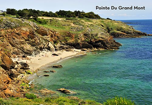 Pointe Du Grand Mont, Sandstrand und felsige Klippen in der Bretagne.