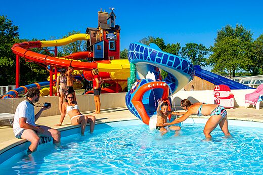 Bunte Wasserrutschen und Spielbecken auf dem Campingplatz CAPFUN Lodge in SARZEAU (56).