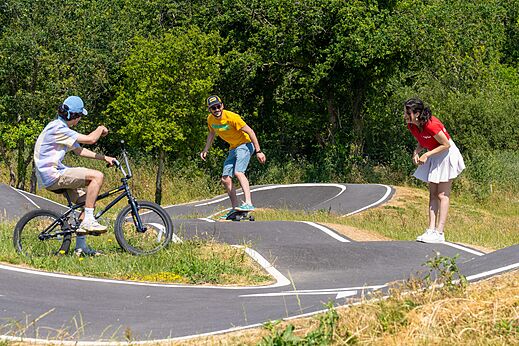 Piste de pumptrack pour BMX et skateboard au camping CAPFUN Lodge � SARZEAU (56).