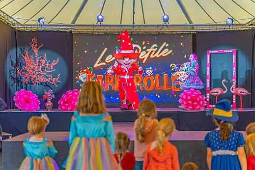 Spectacle d'animation avec mascotte sur sc�ne, enfants au camping CAPFUN Lodge � SARZEAU (56).