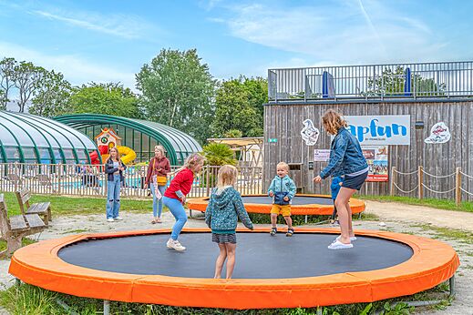 Enfants s'amusant sur les trampolines du parc de jeux au camping CAPFUN Lodge � SARZEAU (56).