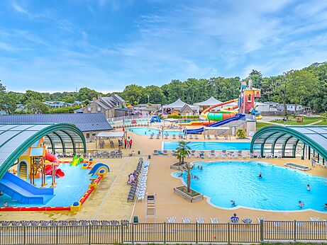 Au�en- und Innenpools, riesige Wasserrutschen auf dem Campingplatz CAPFUN Lodge in SARZEAU (56).
