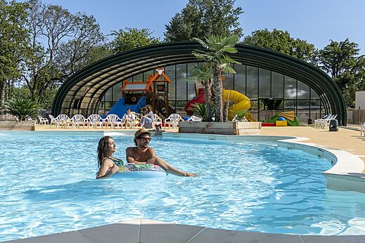 Piscine ext�rieure avec toboggans et jeux aquatiques au camping CAPFUN Lodge � SARZEAU (56).